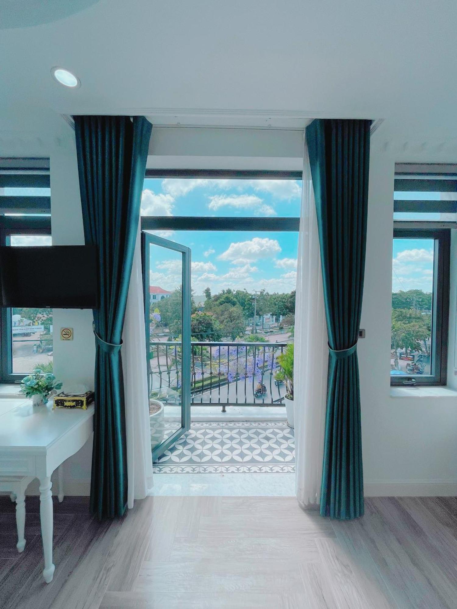 Paris Hotel & Cafe Vĩnh Long Екстериор снимка